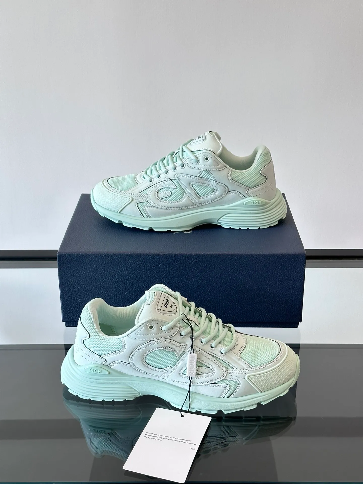 p400《Dio*》Dior B30 series sports shoes, multi-color mesh fabric and multi-color technical fabrics, this season's new B30 low-top sports shoes are one of the flagship styles of the series. Crafted from multicolor mesh and technical fabrics, it's finished with a reflective "CD30" graphic and silver-toned "DIOR B30" and "CD30" logos on the heel and tongue. An extra-light, sculpted rubber sole with signature accents adds style, while internal stretch details create ideal comfort. It can be matched with various casual styles to show a fashionable and modern sports style. Size: 38-44 (45-46 customized)